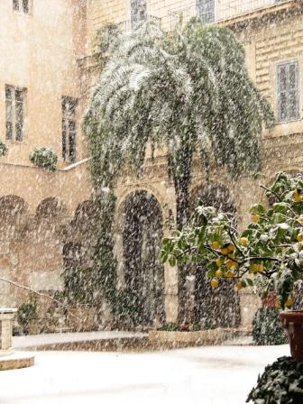 Cortile con neve