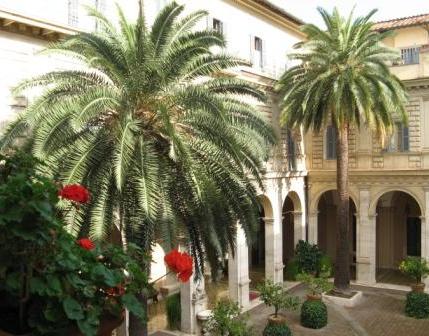 Il chiostro con le palme del Monastero di Tor dé Specchi